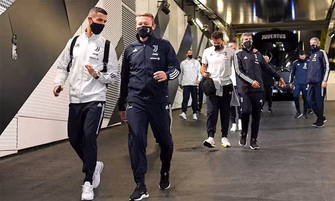 Các thành viên Juventus vẫn có mặt tại sân Allianz Stadium vào tối 4/10 theo đúng quy định và chờ tới khi trọng tài ra thông báo hoãn trận đấu. Ảnh: Juventus FC