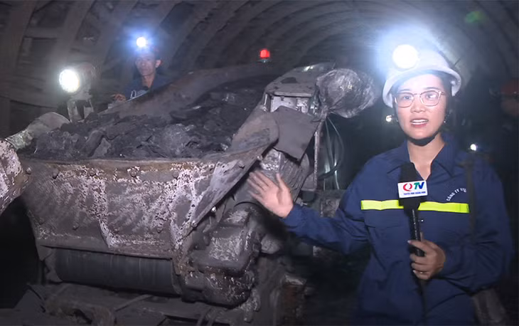 Nhà báo Hoàng Yến, phòng Chuyên đề, Trung tâm Truyền thông tỉnh thực hiện tác phẩm Giái pháp cho các đường lò hẹp.