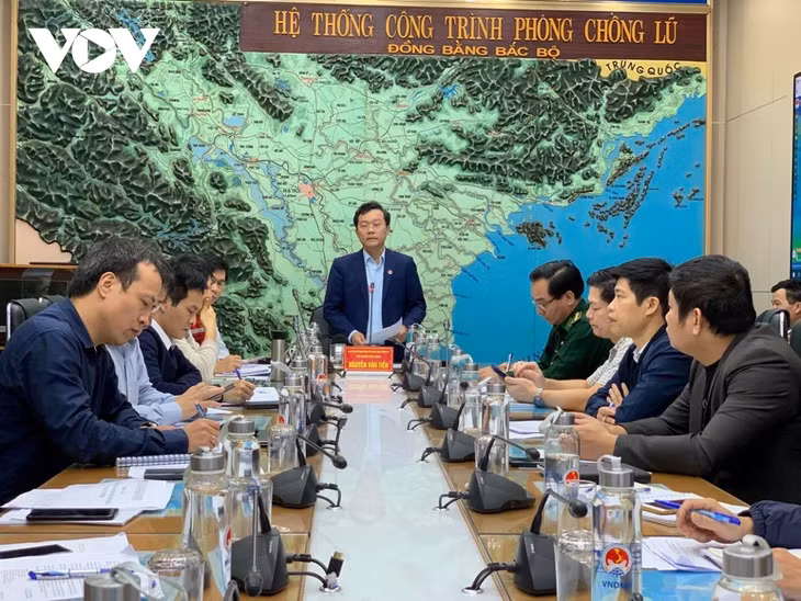 Phó Chánh Văn phòng Ban Chỉ đạo Trung ương về phòng chống thiên tai, Phó Tổng cục trưởng Tổng cục phòng chống thiên tai Nguyễn Văn Tiến chỉ đạo cuộc họp.
