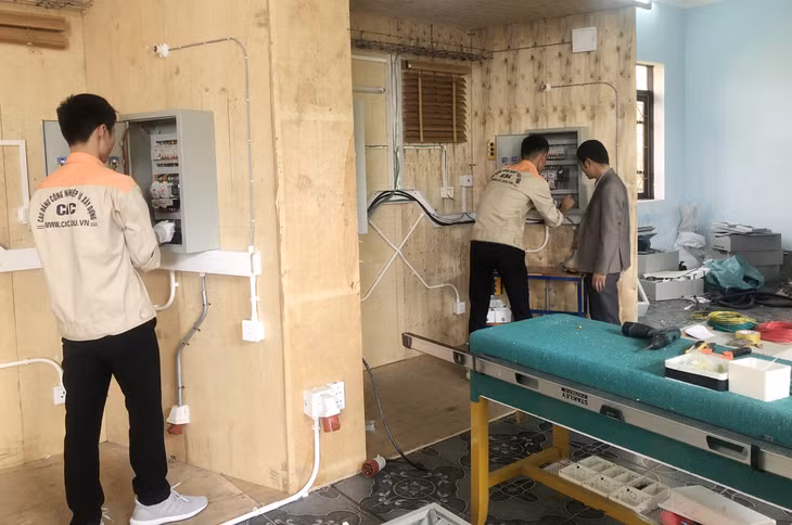 Hai sinh viên của Trường Cao đẳng Công nghiệp- Xây dựng với modul lắp đặt thiết bị điện đoạt giải cao tại cuocj thi tay nghề toàn quốc tổ chức giữa tháng 10 năm 2020