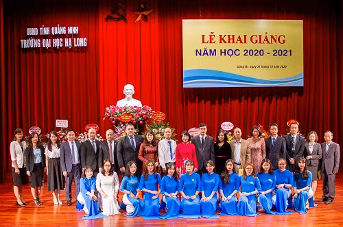 Đồng chí Phạm Thùy Dương, Phó Trưởng Ban Tuyên giáo Tỉnh ủy chúc mừng thày, trò Trường Đại học Hạ Long