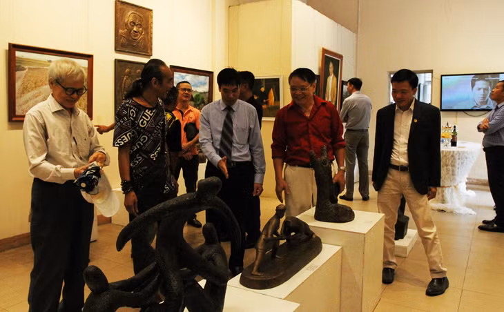 Nhiều bức tượng được làm từ chất liệu than đá.