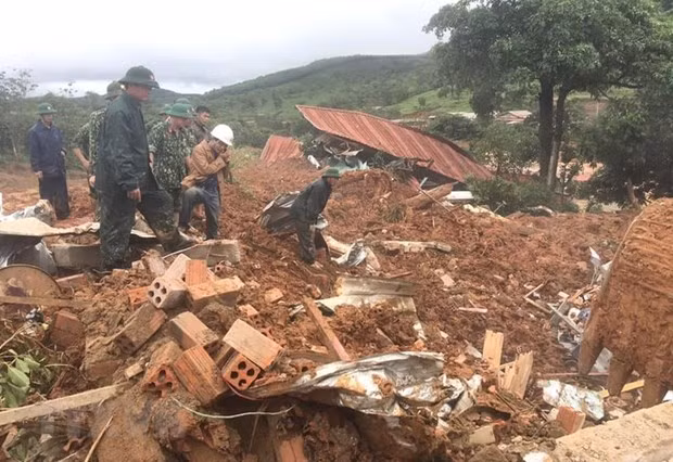 Lực lượng chức năng tìm kiếm cán bộ, chiến sỹ bị vùi lấp. (Ảnh: TTXVN phát)