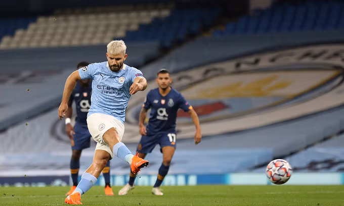 Aguero đá phạt đền, gỡ hoà 1-1 cho Man City ở phút 20. Đây là bàn thứ 40 của tiền đạo người Argentina tại Champions League, nhưng mới là bàn đầu tiên anh ghi cho Man City mùa này. Ảnh: AP