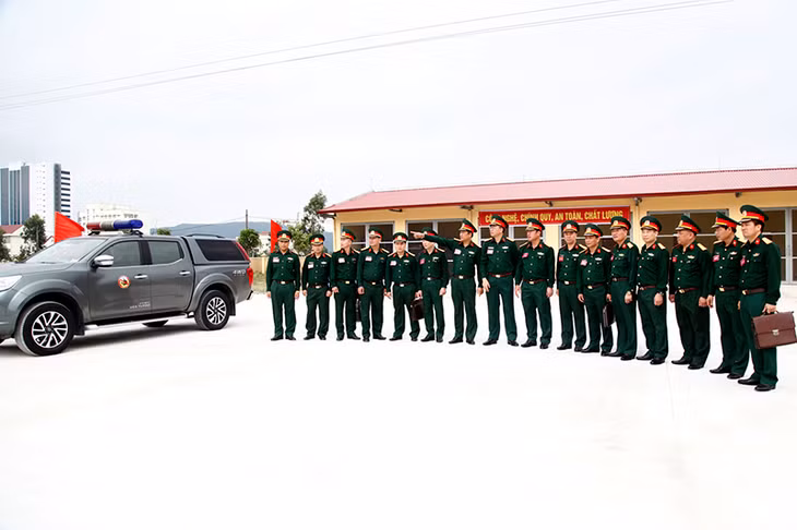 Các đại biểu tham quan khu vực thực hành nội dung bảo quản xe ô tô thường xuyên.