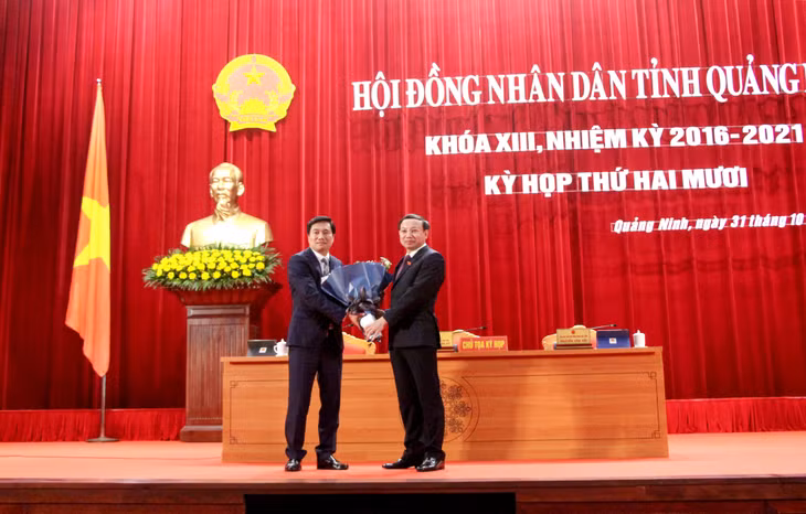 Đồng chí Nguyễn Xuân Ký, Bí thư Tỉnh ủy, Chủ tịch HĐND tỉnh, tặng hoa chúc mừng đồng chí Nguyễn Tường Văn, Phó Bí thư Tỉnh ủy, Chủ tịch UBND tỉnh.