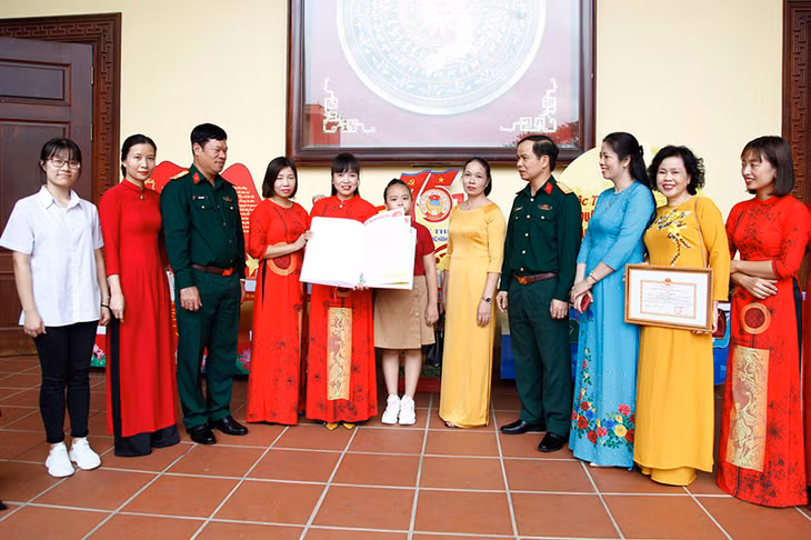 Lãnh đạo Bộ CHQS tỉnh, cùng các đại biểu về dự tổng kết và trao giải cuộc thi.