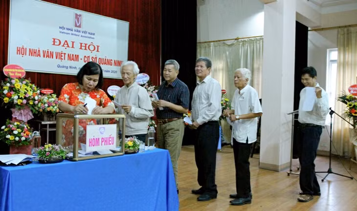 Đại hội bỏ phiếu giới thiệu nhân sự