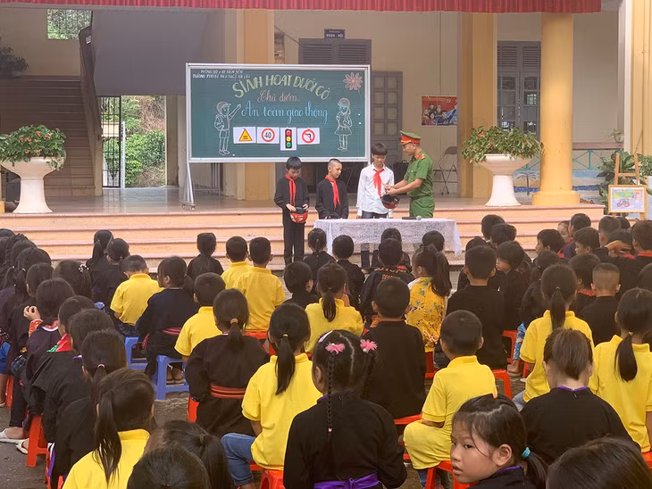 Công an xã Hà Lâu phối hợp tuyên truyền Luật giao thông cho học sinh Trường PTDT bán trú TH&THCS Hà Lâu.