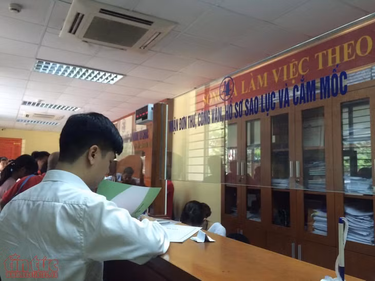 Người dân đến làm thủ tục tại Văn phòng đăng ký đất đai Hà Nội.