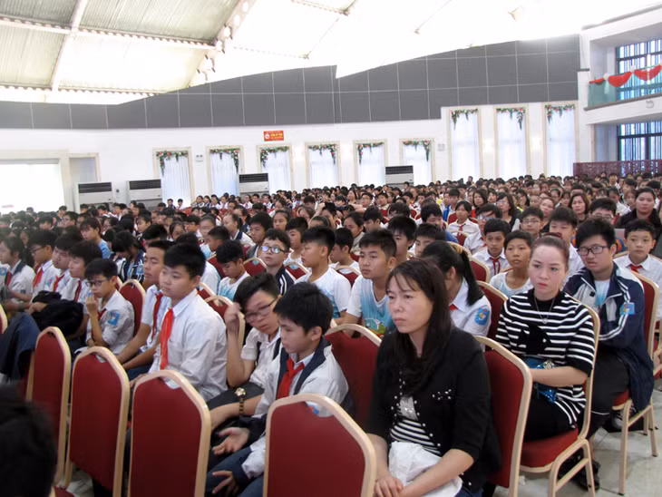 Đông đảo giáo viên, học sinh tham gia buổi sinh hoạt chuyên đề.