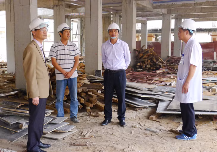 Đồngg chí Vũ Văn Diện, Phó Chủ tịch UBND tỉnh kiểm tra hiện trường thi công công trình nâng cấp, mở rộng Trung tâm y tế huyện Hoành Bồ