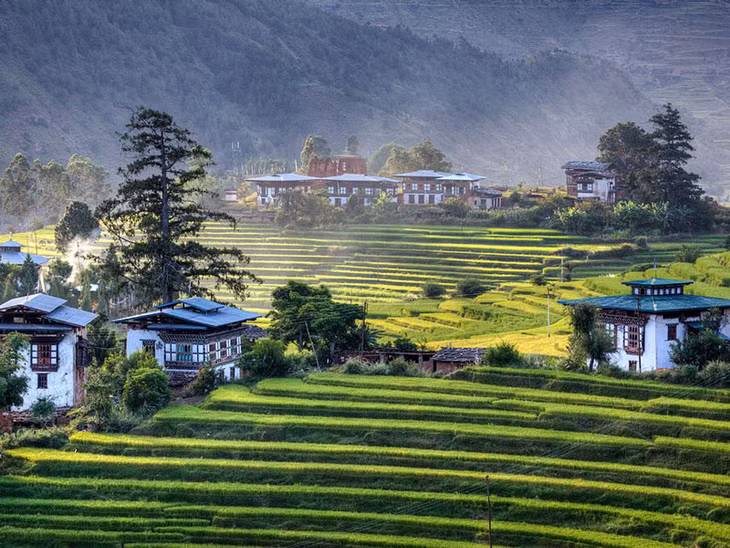 Người Bhutan rất thân thiện với nhau, không kể tầng lớp xuất thân. Người ta kể rằng, một Hoàng tử của Hoàng gia có thể cùng chơi bóng với các học sinh bình thường khác mà không có sự phân biệt. Sự gần gũi này khiến con người mến nhau hơn.