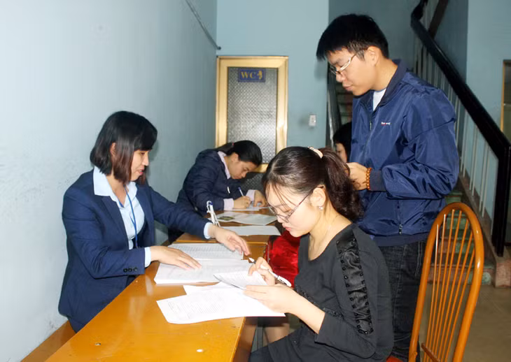 Nhân viên tư vấn tại Trung tâm Dịch vụ việc làm tỉnh phát phiếu đăng ký vị trí việc làm cho người lao động tại sàn giao dịch TP Hạ Long.