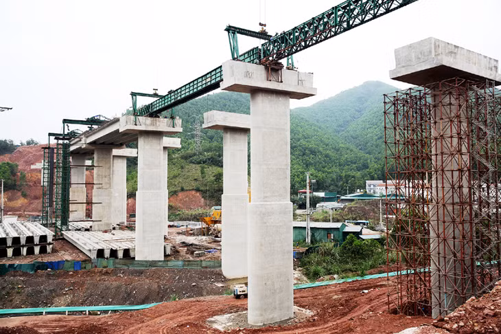 Cầu Cẩm Y - cầu lớn nhất dự án đã thi công hoàn thiện các trụ và mố cầu, hiện nhà thầu đã tổ chức lao được 2 nhịp với 10 phiến dầm. Dự kiến sẽ hoàn thành các hạng mục xây lắp chính trong tháng 6-2017.