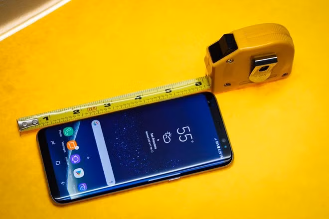  Galaxy S8 Plus sở hữu thiết kế khung thép cùng 2 mặt kính ở trước và sau, khá giống với Samsung Galaxy S7 edge. Ảnh: Cnet.