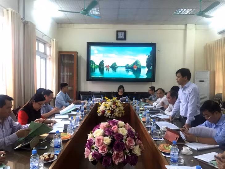 Đoàn giám sát làm việc với Công ty Công nghiệp hóa chất mỏ Quảng Ninh. về công tác đảm bảo ATVSLĐ 