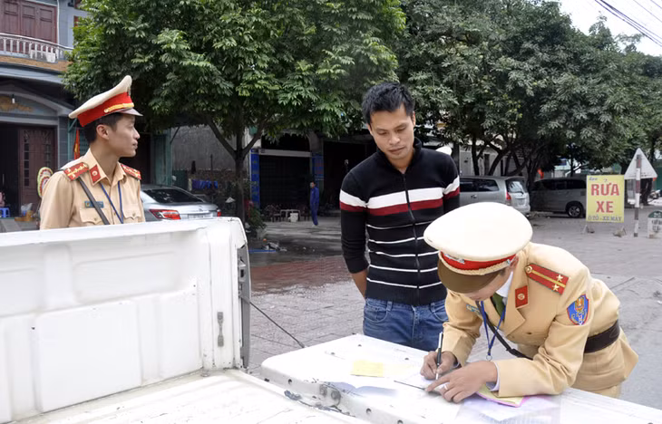 Lực lượng chức năng xử lý vi phạm về TTATGT.