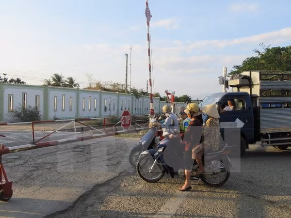 Chắn đường ngang giao với đường sắt, đoạn qua huyện Ninh Phước, Ninh Thuận. (Ảnh: Nguyễn Thành/TTXVN)