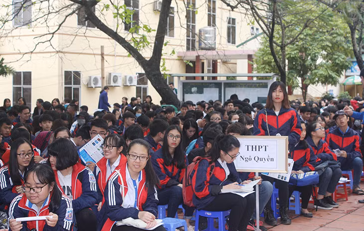 Hơn 1.500 học sinh tại 8 trường THPT trên địa bàn TP Hạ Long tham gia Ngày hội tư vấn mùa thi, định hướng nghề nghiệp năm 2017 tổ chức tại Trường THPT Hòn Gai.
