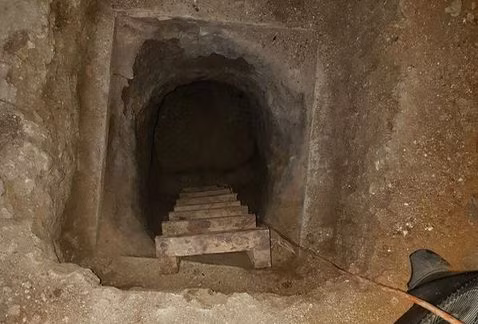 Đường hầm vượt ngục mà 29 tên tù nhân trốn thoát.