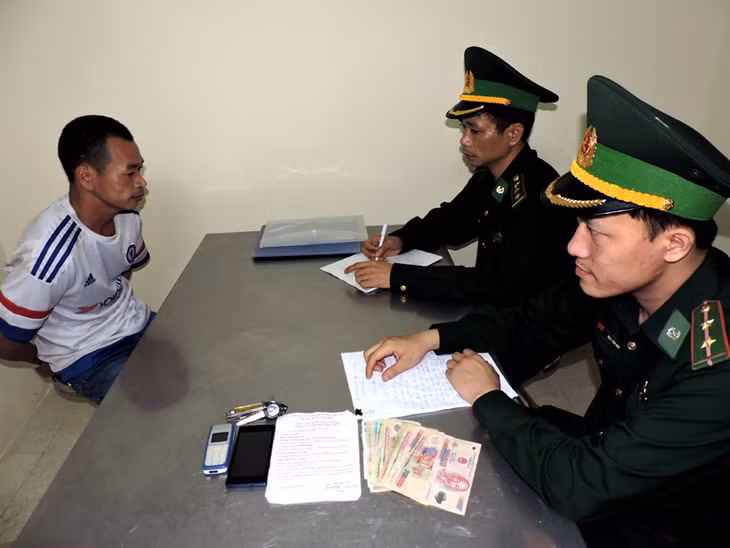 CBCS Đồn BP cửa khẩu cảng Hòn Gai lấy lời khai đối tượng