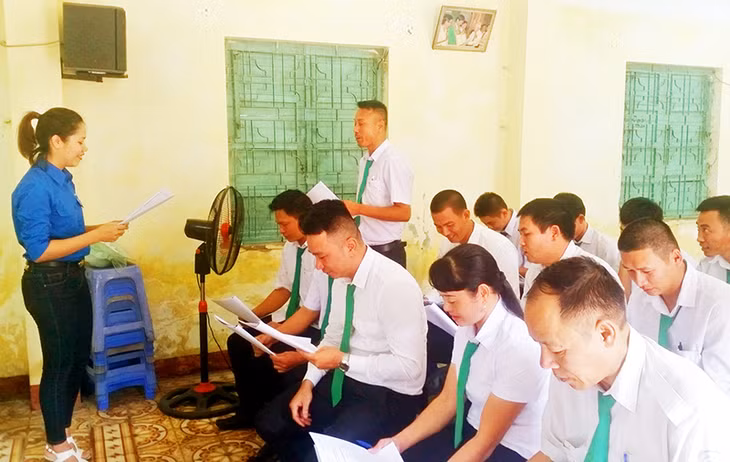 Thành Đoàn Hạ Long dạy ngoại ngữ miễn phí cho tài xế taxi phục vụ khách du lịch.	