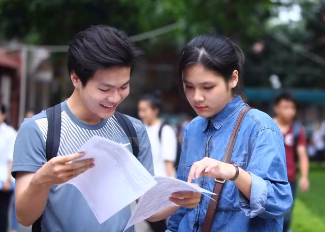 Thí sinh trao đổi bài sau khi kết thúc môn thi cuối của kỳ thi tại cụm thi Trường Đại học Thủy Lợi trong kỳ thi THPT quốc gia 2016. (Ảnh: Quý Trung/TTXVN)