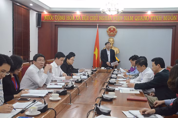 Đồng chí Nguyễn Xuân Ký, Phó Chủ tịch HĐND tỉnh phát niểu t