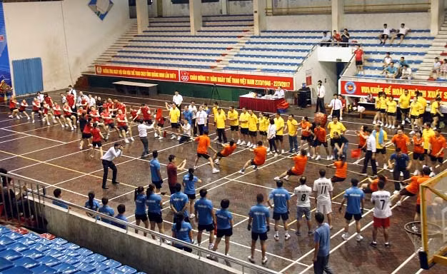 Các đội chơi tham gia thi môn kéo co.