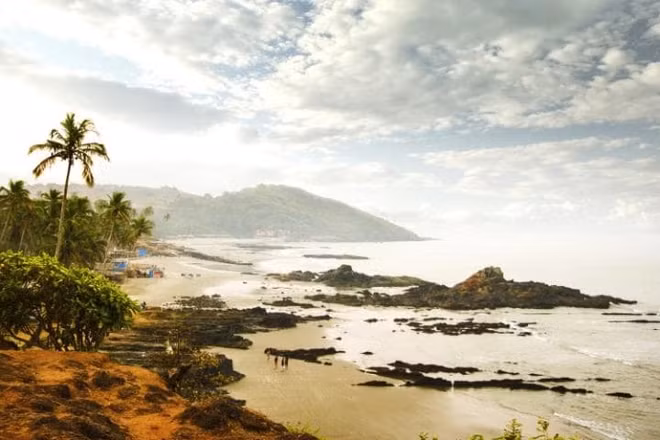 Arambol (Goa, Ấn Độ) Bờ biển xinh đẹp này được chính quyền Ấn Độ quản lý chặt chẽ để ngăn chặn hiện tượng bán hàng rong dọc bờ biển, nên du khách có thể đi bộ hết bãi tắm mà không bị quấy rầy. Arambol cũng có suối nước nóng và du khách có thể bơi cùng cá heo tại một vịnh gần đó.