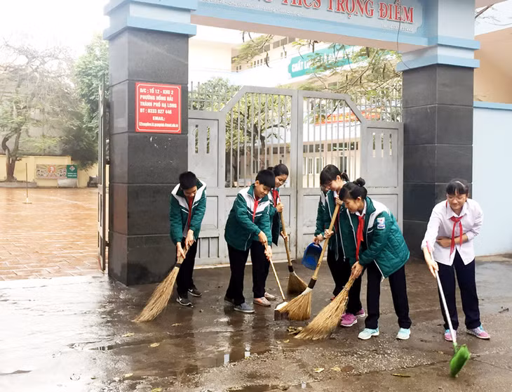 Học sinh Trường THCS Trọng Điểm (TP Hạ Long) tham gia dọn vệ sinh, góp phần tạo cảnh quan, không gian trường, lớp sạch đẹp.