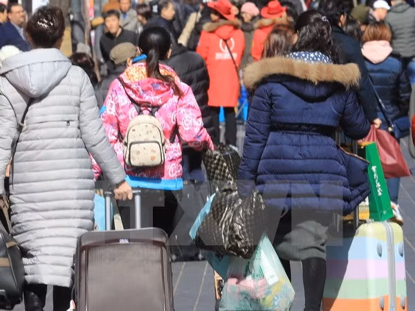 Khách du lịch Trung Quốc tại phố Myeongdong ở Seoul, Hàn Quốc. (Nguồn: YONHAP/TTXVN)