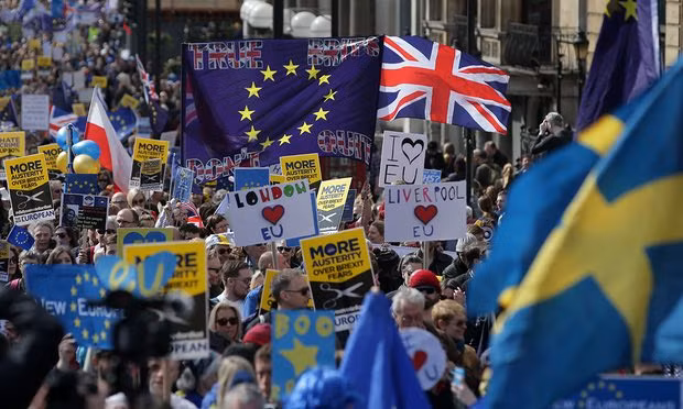 Biển người mang theo biểu ngữ ủng hộ Liên minh châu Âu trên con phố ở London. Ảnh: AFP/Getty