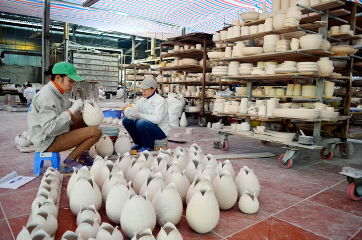 TX Đông Triều nổi tiếng với những làng nghề sản xuất gốm sứ. Trong ảnh: Chế tác sản phẩm tại Công ty TNHH Quang Vinh (phường Mạo Khê, Đông Triều).