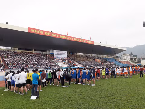 Giải điền kinh học sinh năm học 2016-2017 đã thu hút trên 600 em học sinh ở 3 cấp học tham gia tranh tài 