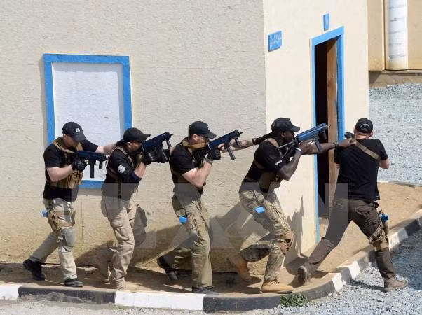 Binh sỹ Ba Lan tham gia buổi huấn luyện với tình huống giả định chống cướp biển ở Mogadishu của Somalia tại ESA ngày 24/4. (Nguồn: AFP/TTXVN)