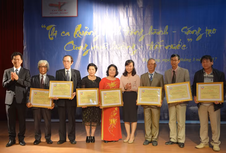 Lãnh đạo Hội VHNT và Ban Tuyên giáo Tỉnh ủy khen thưởng các tập thể có thành tích xuất sắc.