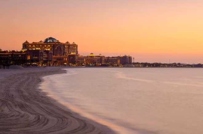 Emirates Palace (Abu Dhabi) Nhiều du khách sẽ phải choáng ngợp về độ lộng lẫy bậc nhất của các khu nghỉ dưỡng siêu xa xỉ trên những bãi biển tư nhân dài 1,3 km và được bao quanh bởi công viên và các bãi cỏ trang trí.