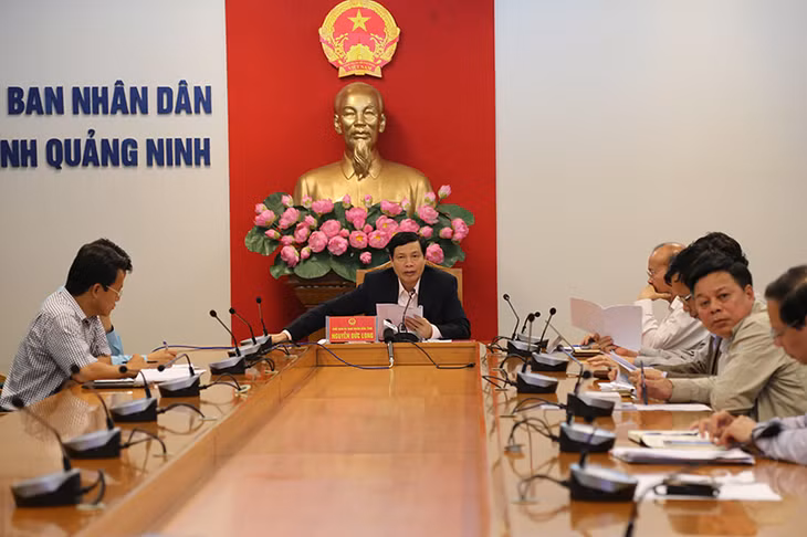 Chủ tịch UBND tỉnh Nguyễn Đức Long yêu cầu chủ đầu tư quyết liệt đôn đốc các nhà thầu đảm bảo tiến độ thi công đường cao tốc Hạ Long-Vân Đồn.