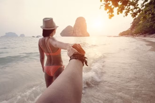 Phra Nang (Krabi, Thái Lan) Du khách chỉ cần đi bộ một đoạn ngắn từ bãi biển Railay, qua một hang động thiêng có nhiều khỉ, sẽ tìm thấy bãi Phra Nang - một trong những địa điểm lên ảnh đẹp nhất ở Thái Lan. Nếu không muốn đi bộ, du khách có thể thuê thuyền kayak từ Railay.
