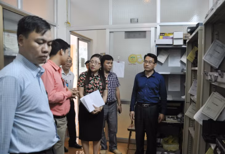 Đoàn giám sát thực tệ tại phòng máy của Trung tâm Y tế dự phòng tỉnh 