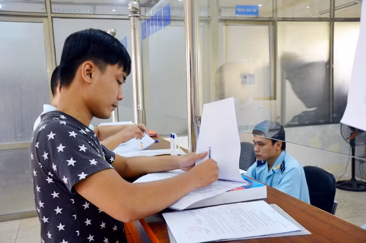 Các doanh nghiệp làm thủ tục hải quan tại Chi cục Hải quan Cửa khẩu Cảng Cái Lân (TP Hạ Long).