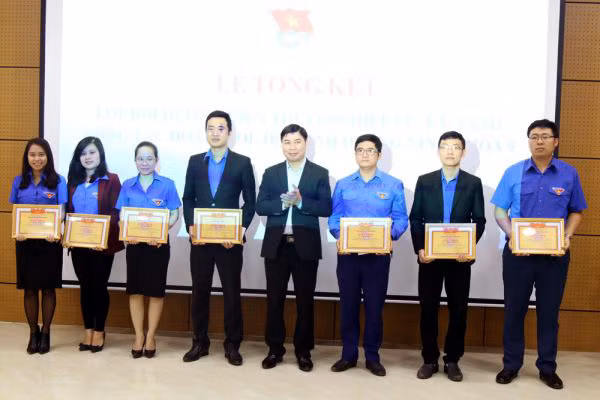 Tỉnh Đoàn khen thưởng các học viên xuất sắc của lớp bồi dưỡng kiến thức, kỹ năng công tác Đoàn - Hội - Đội năm 2017. Ảnh: Bá Trinh (Tỉnh Đoàn)