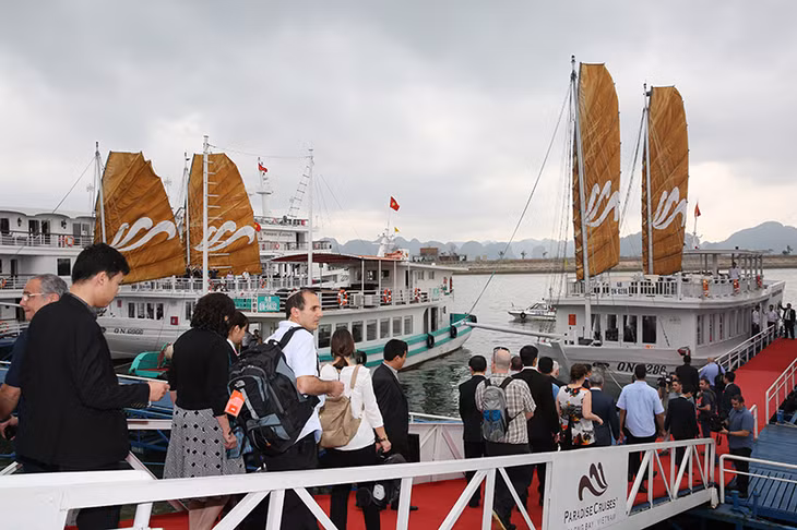 Tổng thống Israel cùng phu nhân và đoàn công tác xuống tàu tham quan Vịnh Hạ Long.