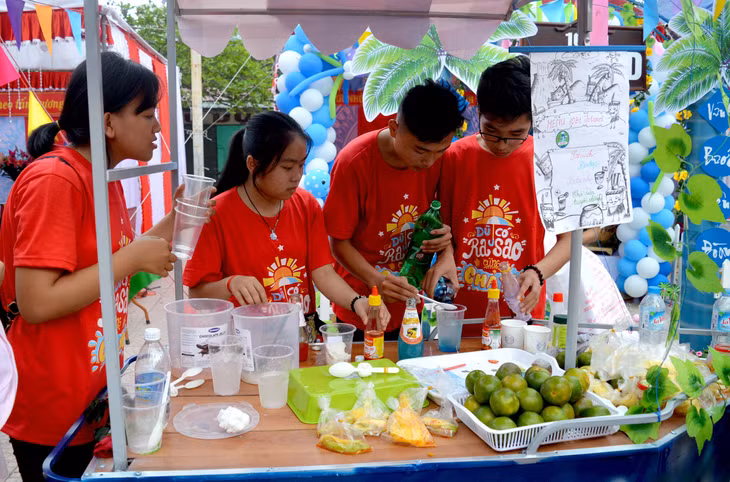Học sinh tất bật chuẩn bị cho gian hàng ẩm thực