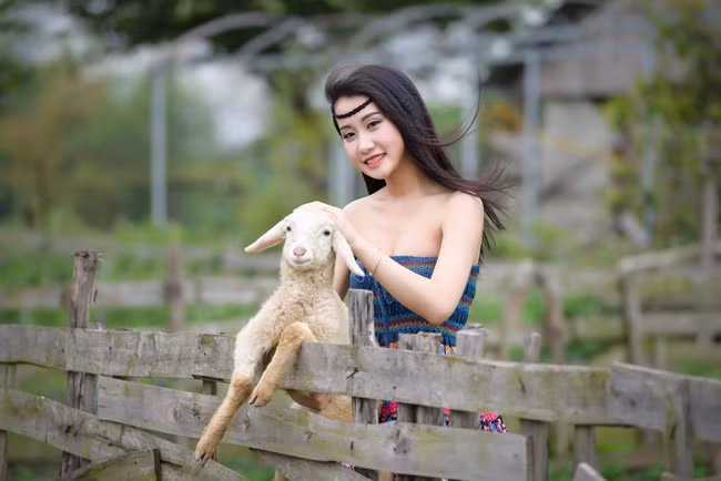 Từ cầu Chương Dương đi xuống, rẽ tay phải, đi thẳng theo đường đê 3 - 4km rồi đi hết phố Thạch Cầu, Thảo Nguyên Hoa rộng 6ha sẽ hiện ra trước mắt.