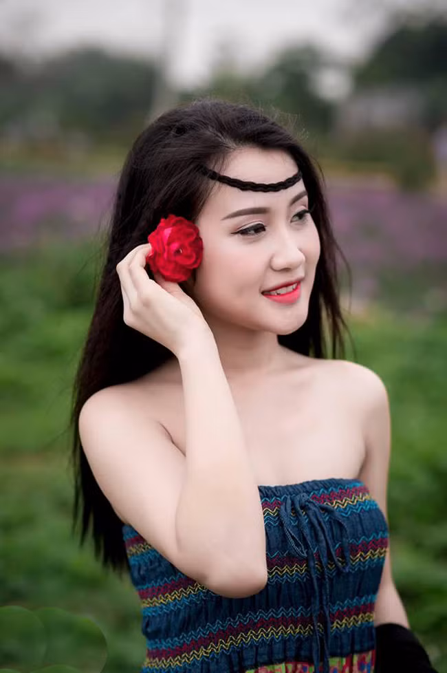 Thảo Nguyên Hoa (Long Biên), nơi có cánh đồng hoa hương sắc và bầy cừu trắng xinh xắn, đang là địa điểm lý tưởng của bạn trẻ mê chụp hình.