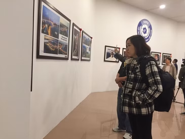 Công chúng tham quan triển lãm tổng kết “Nhiếp ảnh Nghệ thuật Việt Nam 30 năm đồng hành cùng đất nước đổi mới”. Ảnh: VH