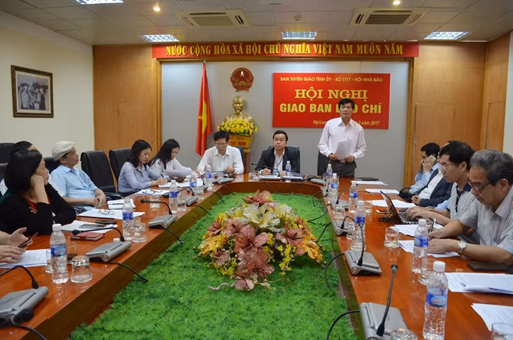  Đồng chí Nguyễn Tiến Mạnh, Chủ tịch Hội Nhà báo tỉnh, Tổng Biên tập Báo Quảng Ninh phát biểu tại hội nghị.
